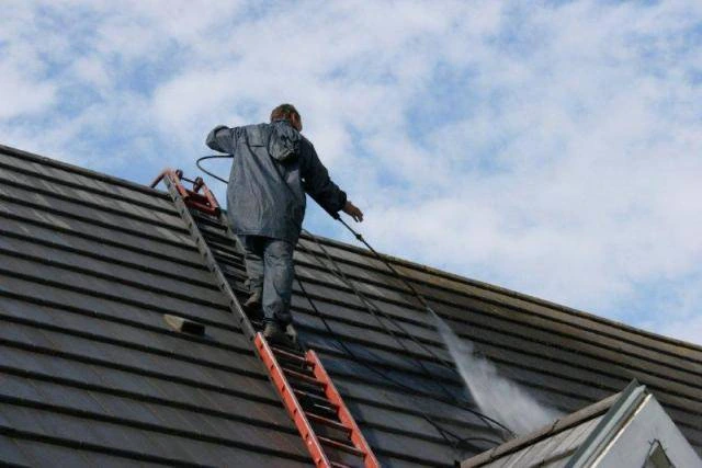 démoussage de toiture haute pression à Douai dans le Pas-de-Calais