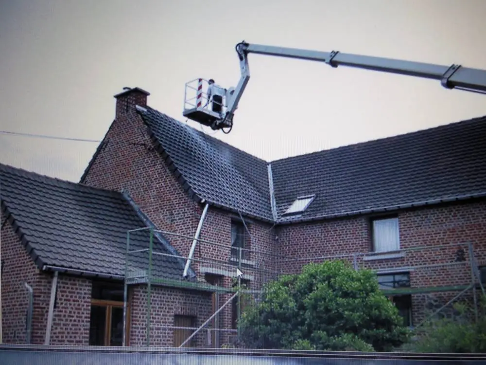 Nettoyage d'une Toiture avec une Nacelle à Lens