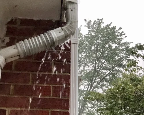 gouttière bouchée débordant pendant la pluie nécessitant une réparation