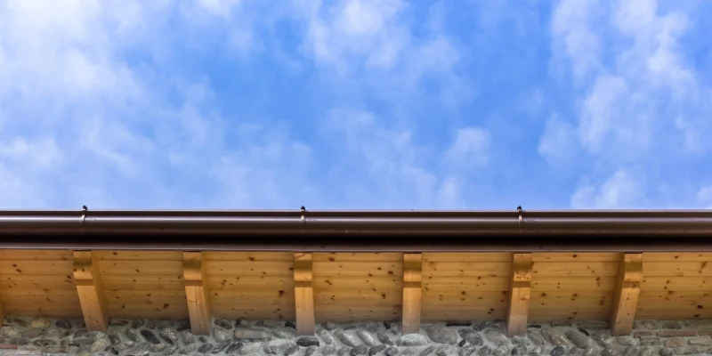 installation de gouttière neuve sur avant-toit en bois