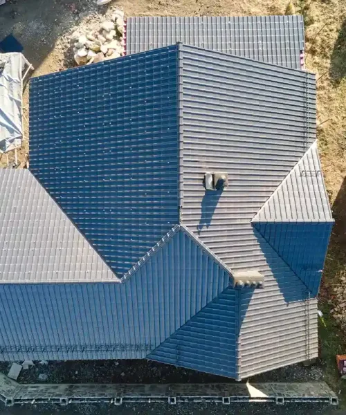 Vue aérienne d’une toiture moderne en tuiles réalisée par un couvreur professionnel